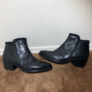 Italeau Black Booties